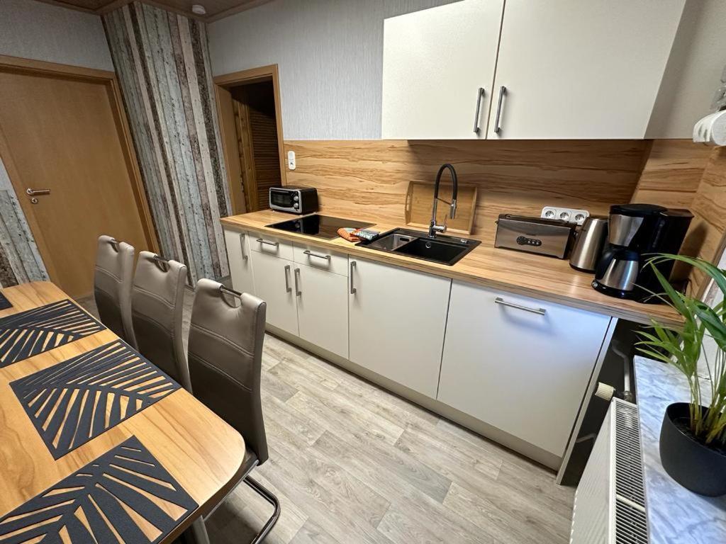 Christels Ferienwohnung 2 In Thale Mit Ueberdachter Terrasse, Kueche Mit Tv & Geschirrspueler Eksteriør bilde